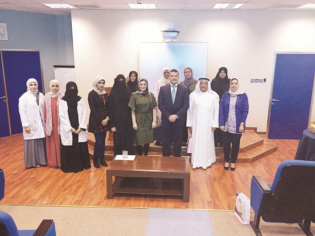 الحربي متوسطاً بعض العاملين في عيادات العلاج الطبيعي