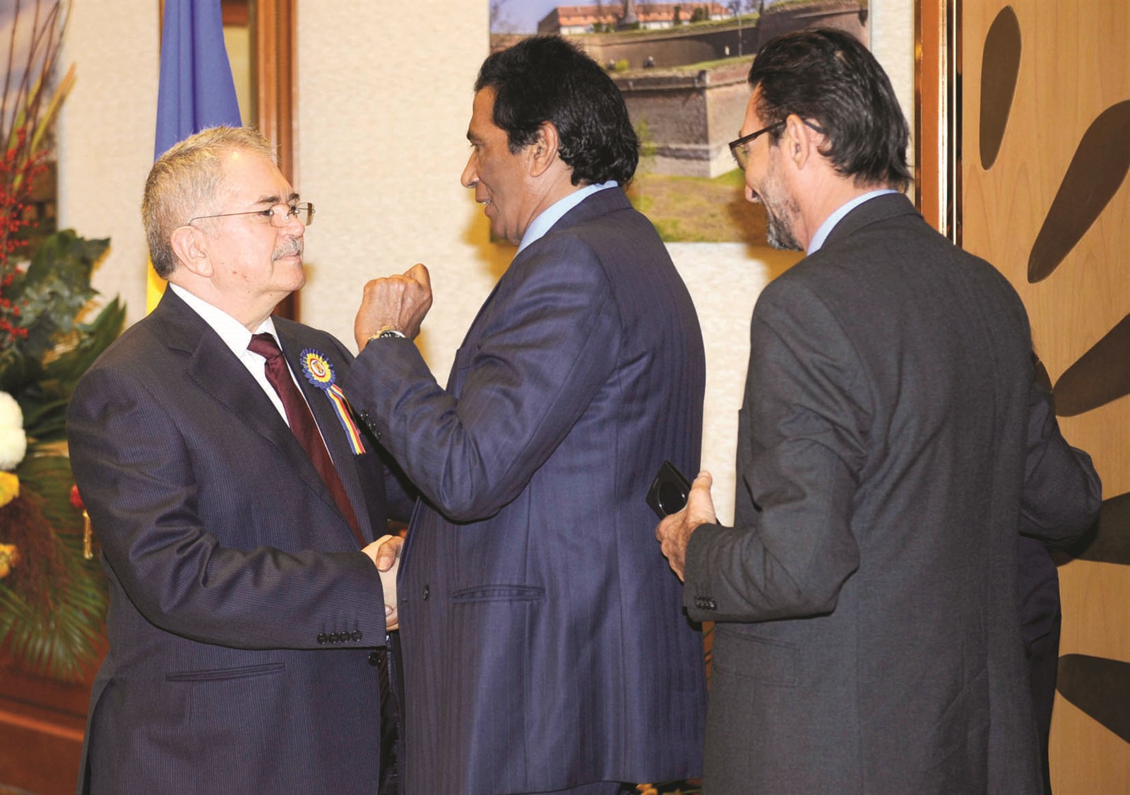 الزميل مصطفى جمعة مهنئاً السفير الروماني