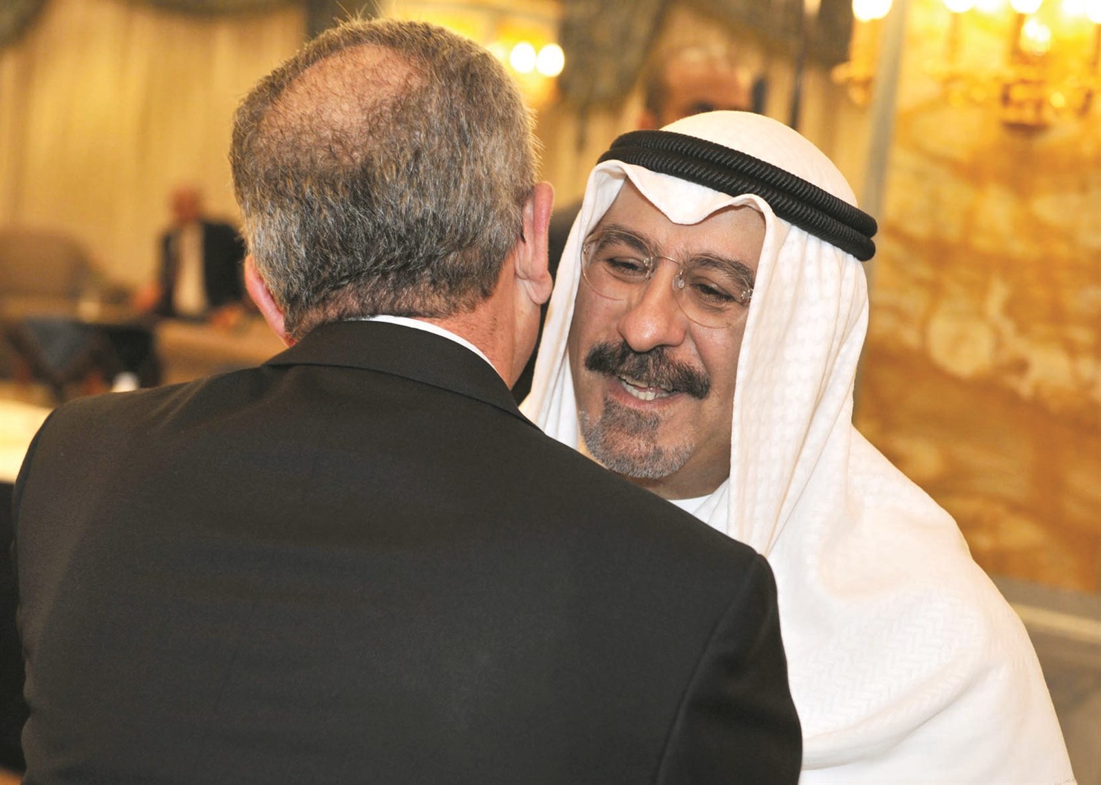 محمد الصباح يصافح أحد المدعوين