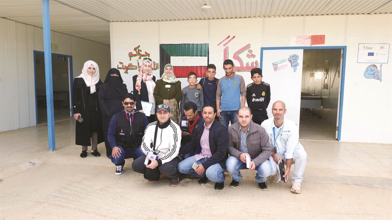 الوفد الصحافي من الكويت مع مديرة المدرسة والفريق الإداري ومجموعة من التلاميذ