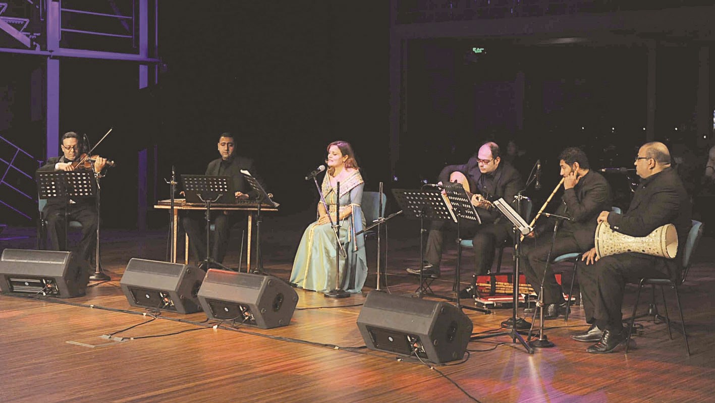 ليلى حجيج ويرافقها المايسترو عبدالباسط المتسهل  (تصوير زكريا عطية)