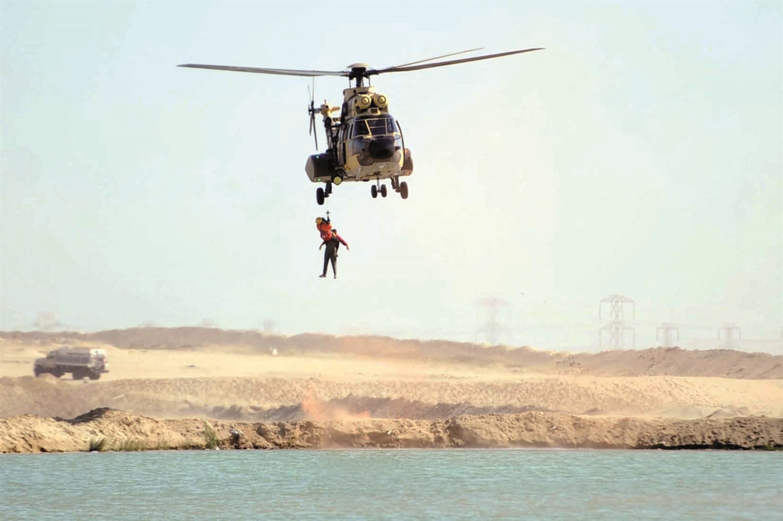مروحية للجيش الكويتي تنتشل أحد العالقين