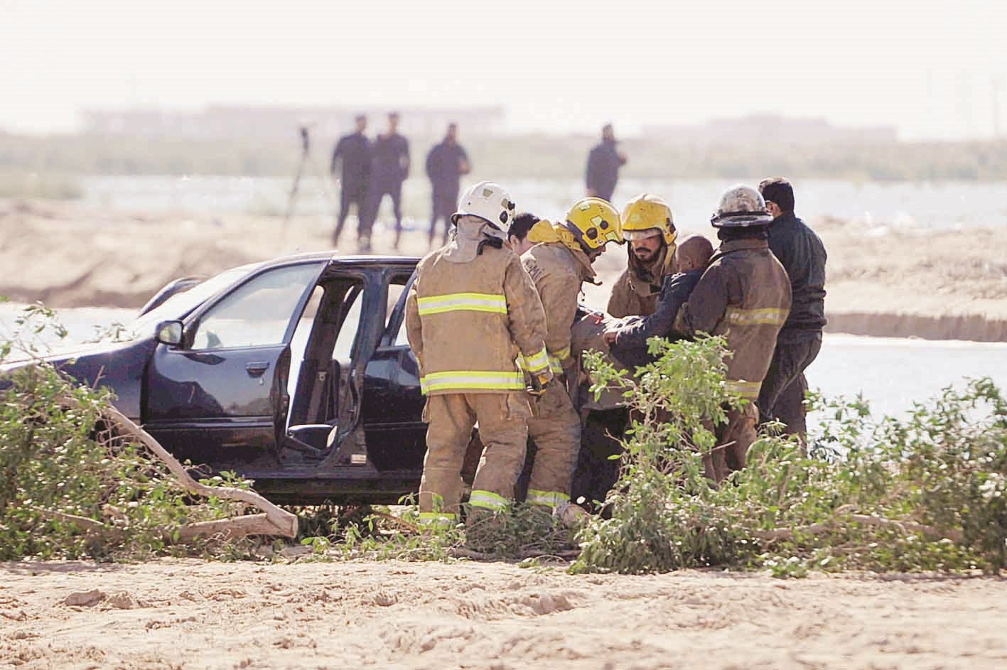 إنقاذ أشخاص وقعت شجرة على سيارتهم
