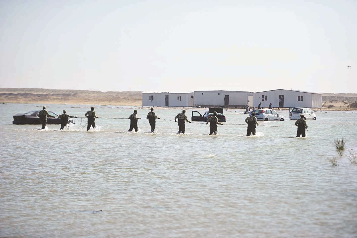 رجال الحرس الوطني يجرون مسحاً للبحيرات المتشكلة