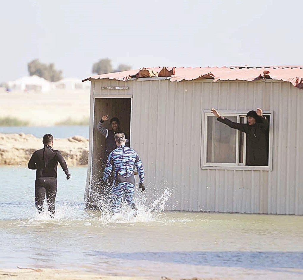 الوصول إلى المحاصرين في البيوت