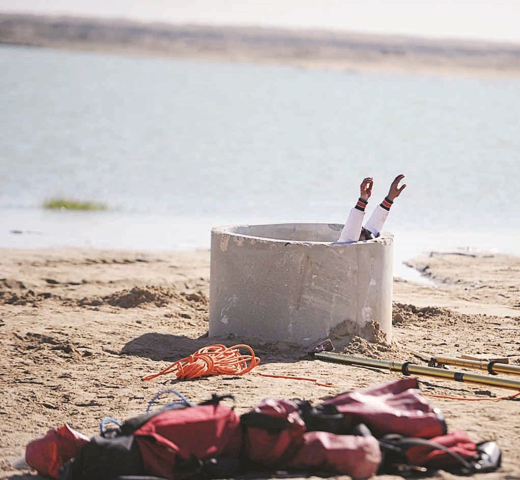 أحد المصابين وقع في منهول ويطلب المساعدة