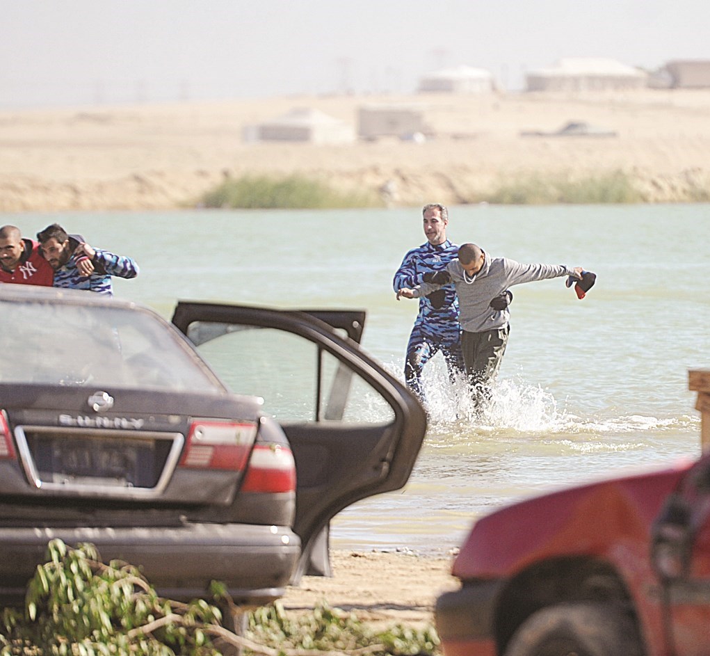 إنقاذ العالقين في البحيرات