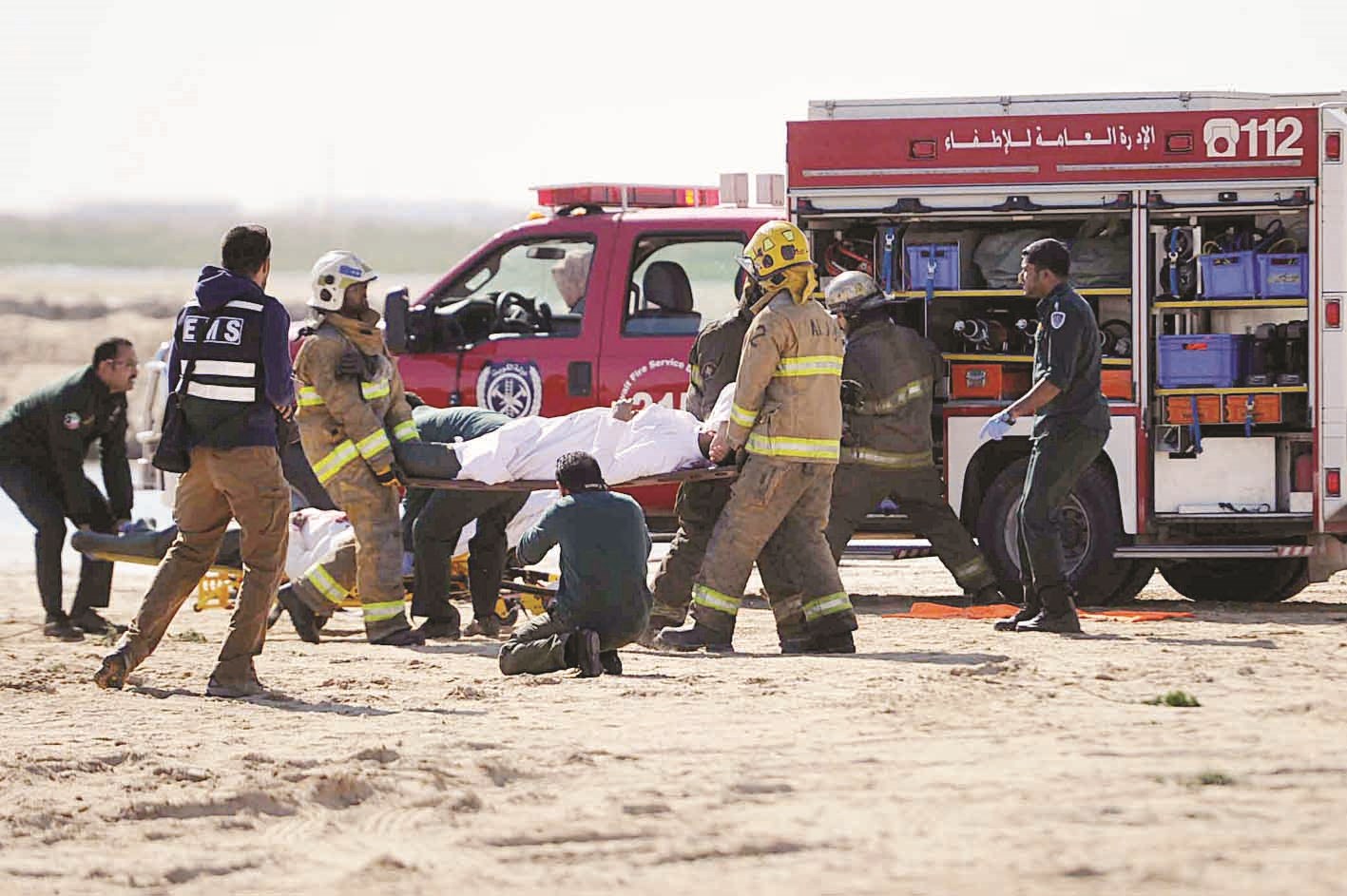 رجال الإطفاء ينقلون المصابين