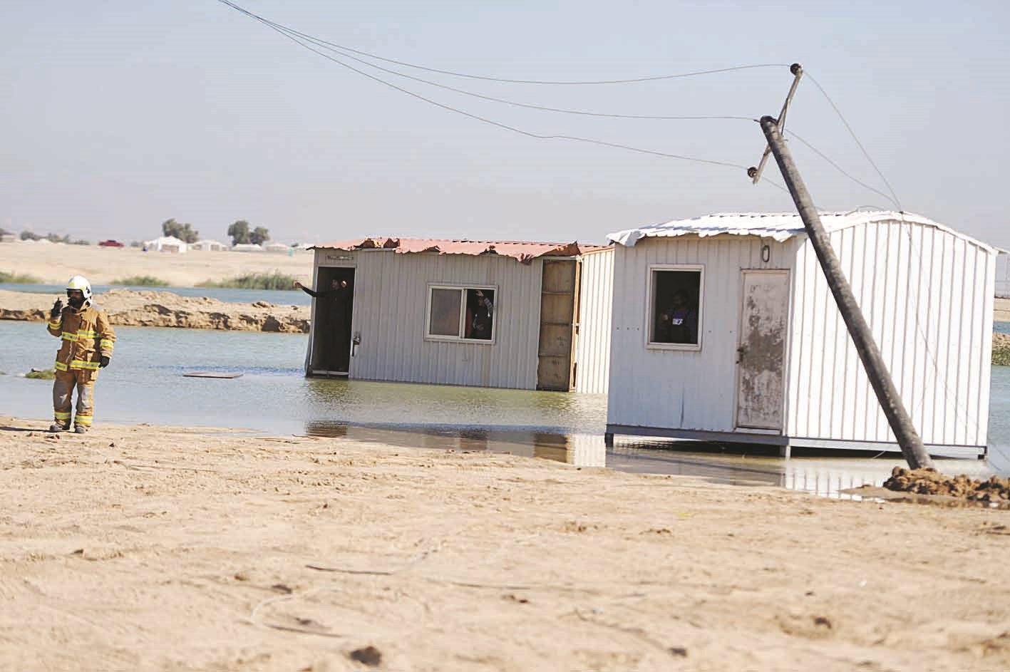 أعمدة الكهرباء سقطت فشكلت خطراً على حياة الأهالي