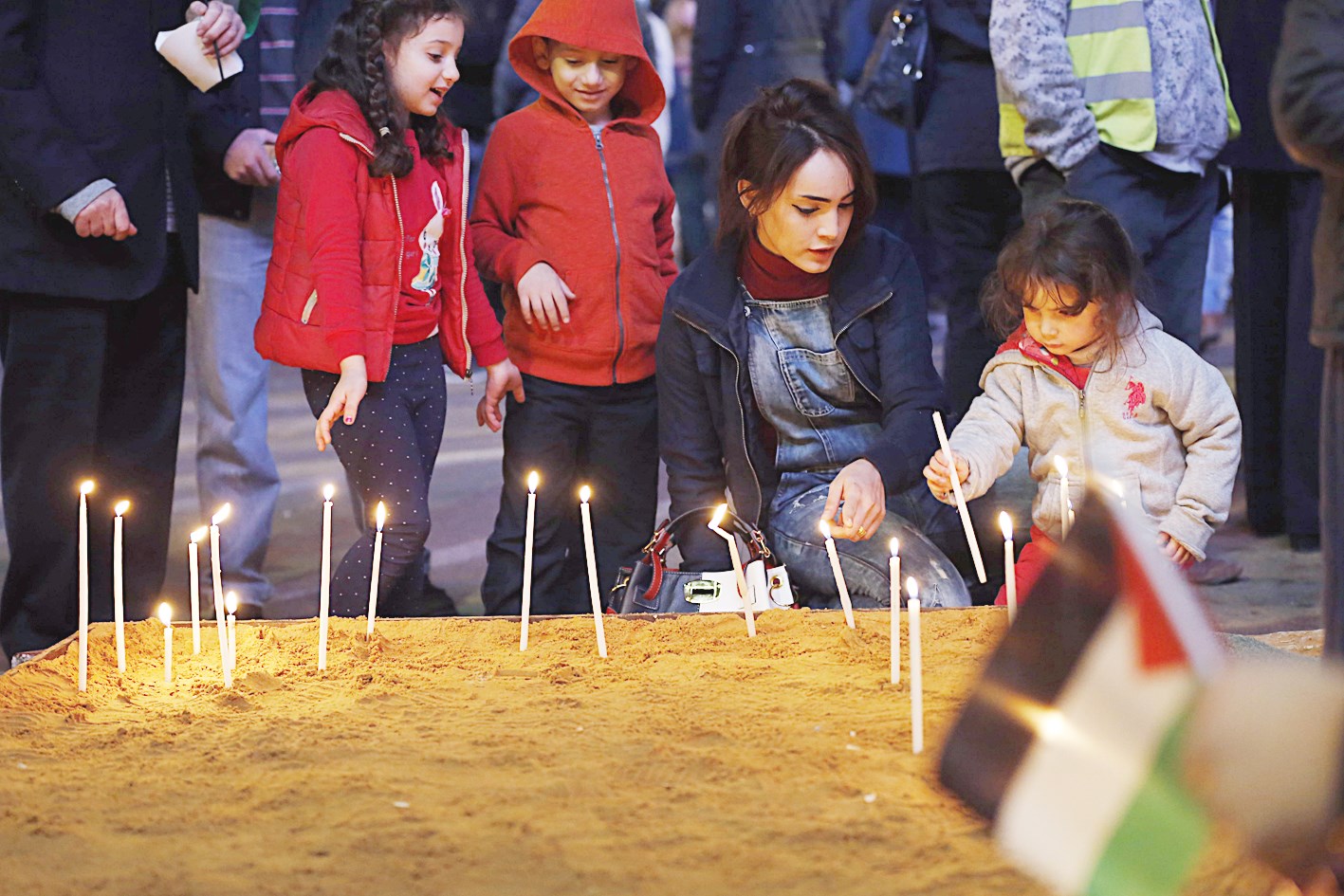 u0623u0637u0641u0627u0644 u0645u0633u064au062du064au0648u0646 u0648u0645u0633u0644u0645u0648u0646 u064au0634u0627u0631u0643u0648u0646 u0628u0648u0642u0641u0629 u0627u062du062au062cu0627u062cu064au0629 u0644u062au0643u0631u064au0645 u0642u062au0644u0649 u0627u0644u0627u0634u062au0628u0627u0643u0627u062a u0645u0639 u0627u0644u0642u0648u0627u062a u0627u0644u0625u0633u0631u0627u0626u064au0644u064au0629 ( u0627 u0641 u0628)