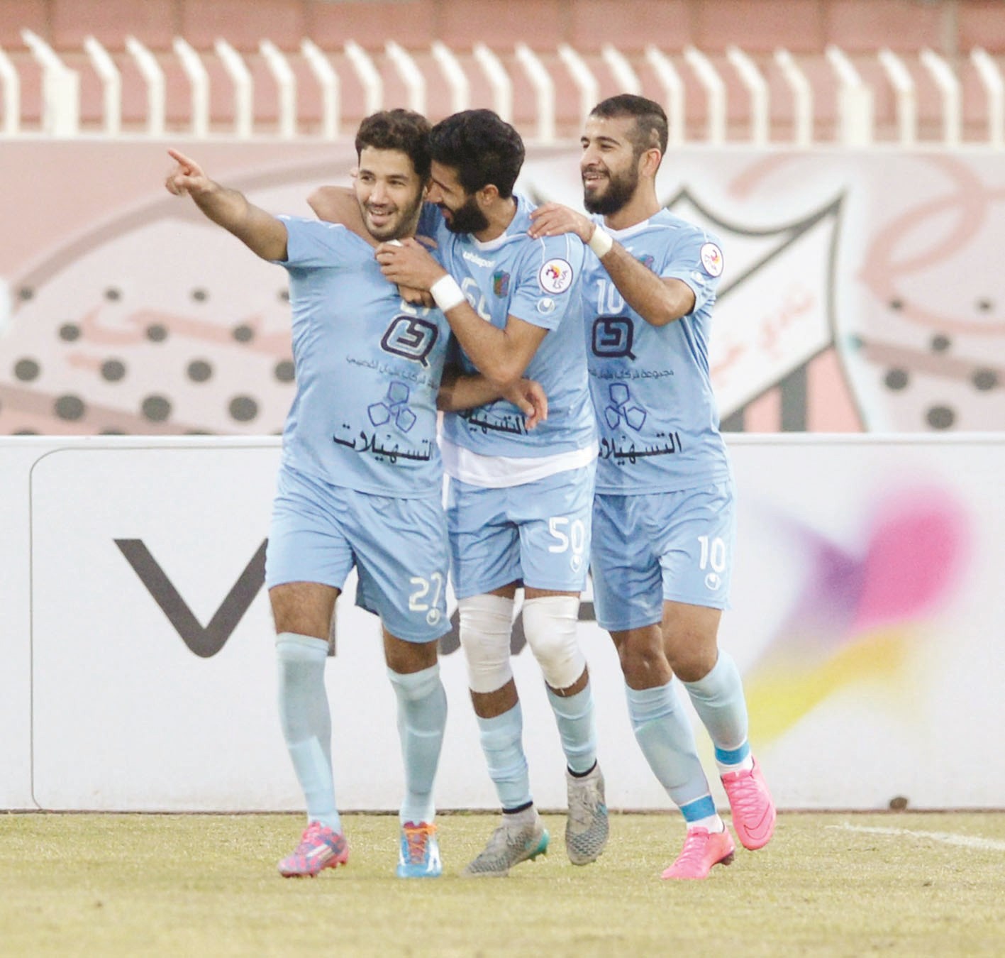 u062du0645u062f u0627u0644u0639u0646u0632u064a u0644u0627u0639u0628 u0627u0644u0633u0627u0644u0645u064au0629 u064au062au0644u0642u0649 u0627u0644u062au0647u0646u0626u0629 u0628u0639u062f u0647u062fu0641u0647 u0641u064a u0645u0631u0645u0649 u062eu064au0637u0627u0646 (u0627u0644u0623u0632u0631u0642 u062fu0648u062a u0643u0648u0645)