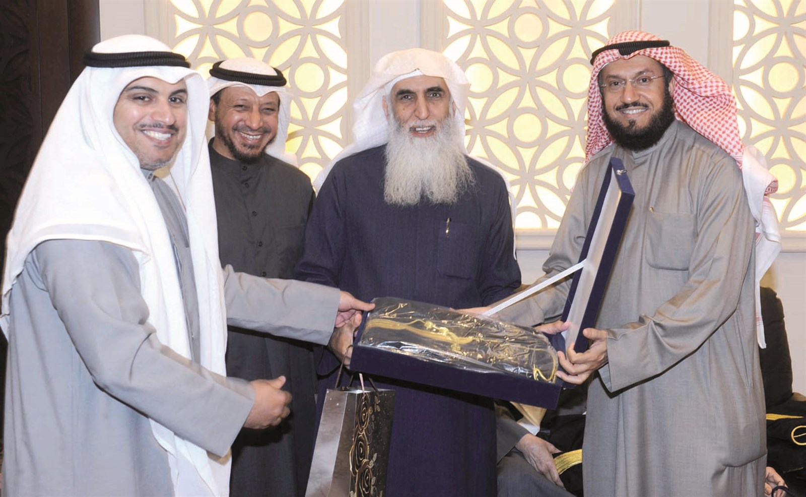 الشعيب يكرم خالد الجبير  (تصوير زكريا عطية)