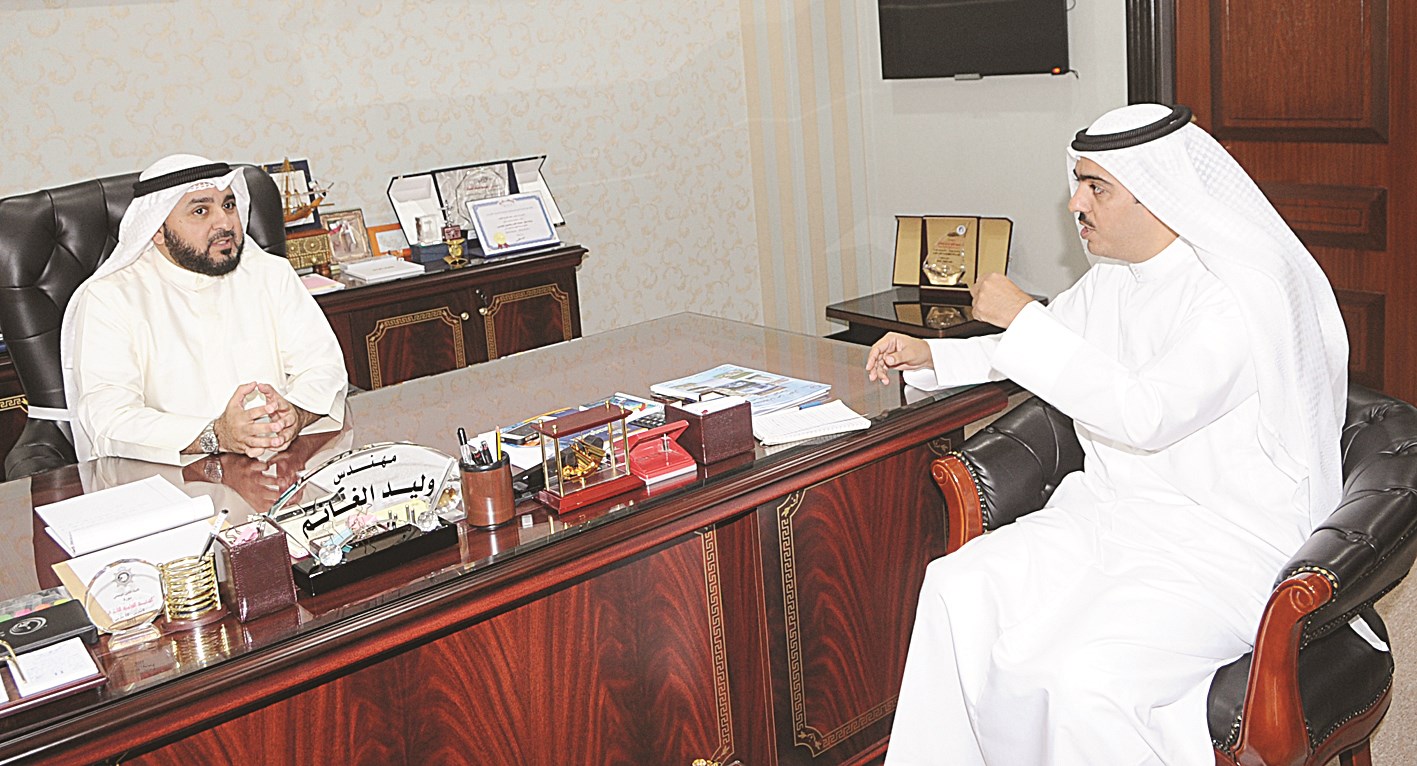 الغانم متحدثا الى الزميل محمد صباح