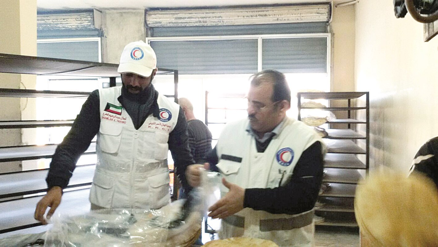 من فعاليات المرحلة الجديدة لتوزيع الخبز على السوريين في لبنان