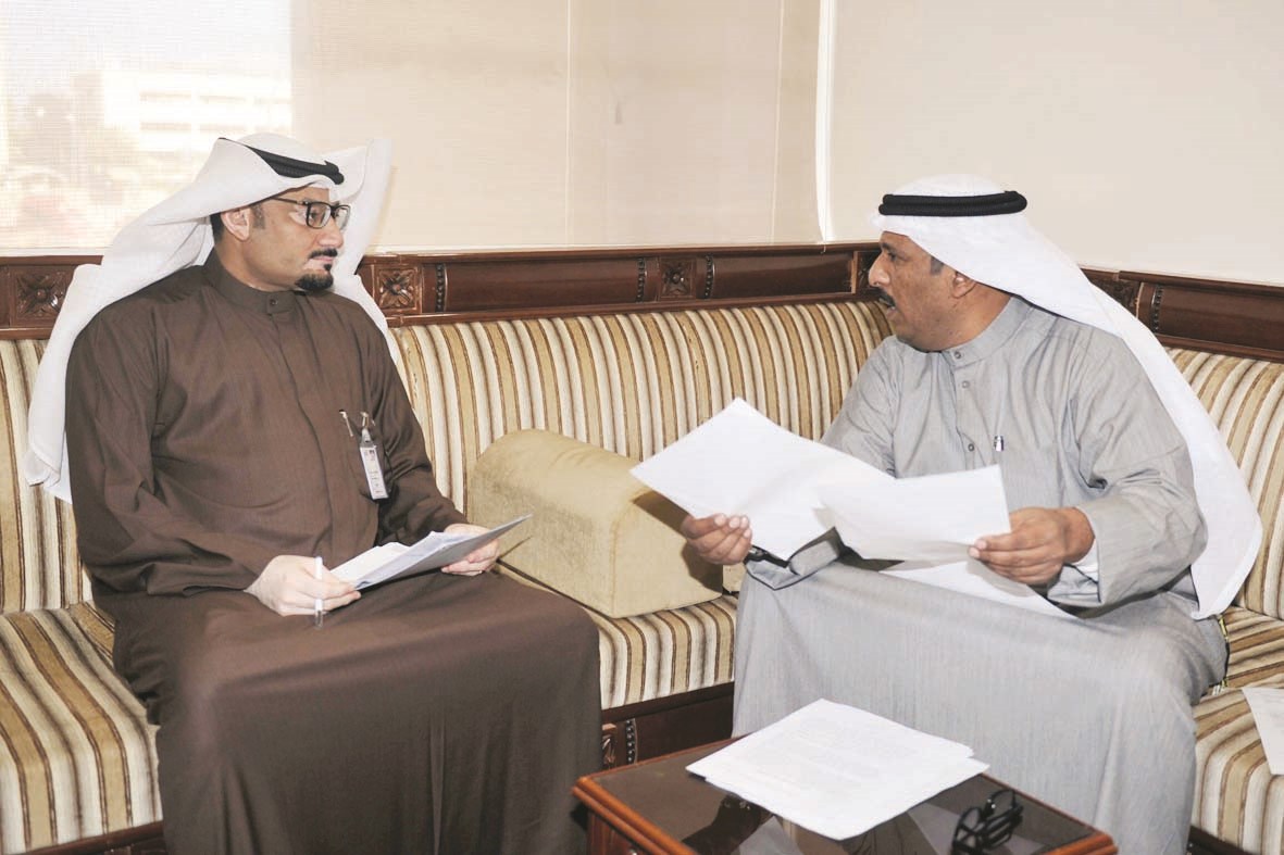 السرهيد يطلع الزميل ناصر الفرحان على مطالب النقابة   (تصوير نور هنداوي)