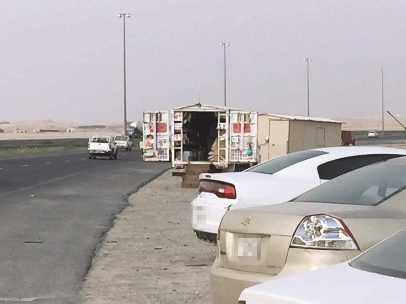 سوق رائجة على طريق المطلاع