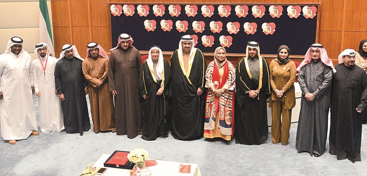 مسؤولو الحفل وعدد من الحضور في صورة جماعية