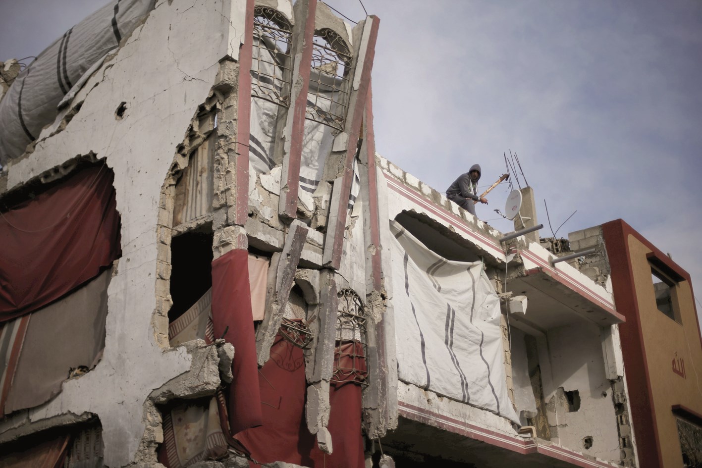 u0641u0644u0633u0637u064au0646u064a u064au0642u0641 u0639u0644u0649 u0633u0637u062d u0645u0646u0632u0644u0647 u0627u0644u0645u062fu0645u0651u0631 u0641u064a u0642u0637u0627u0639 u063au0632u0629 (u0631u0648u064au062au0631u0632)