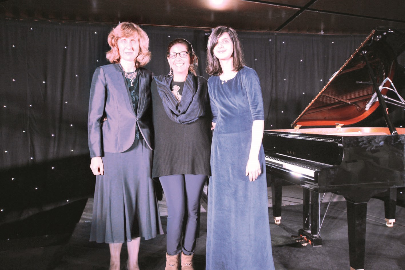 الشملان إلى جانب والدتها وفارعة السقاف