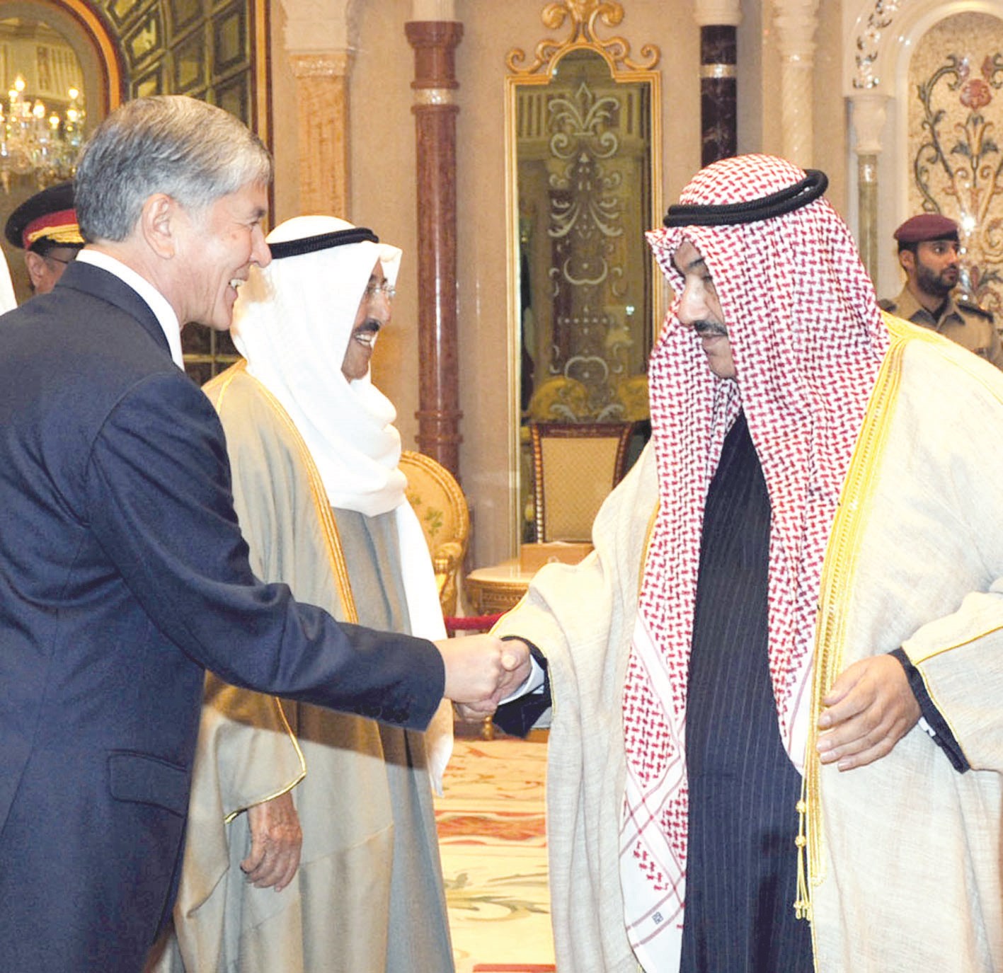 رئيس قرغيزستان مستقبلاً بحضور سمو الأمير الشيخ ناصر المحمد