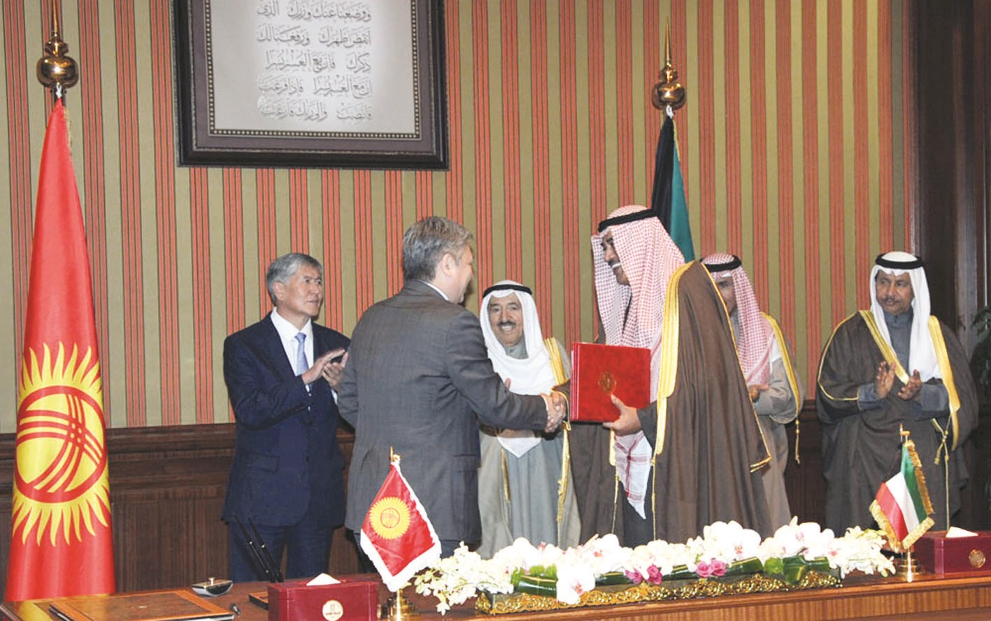 صاحب السمو ورئيس قرغيزستان خلال تبادل صباح الخالد ونظيره القرغيزي الاتفاقيات الموقعة