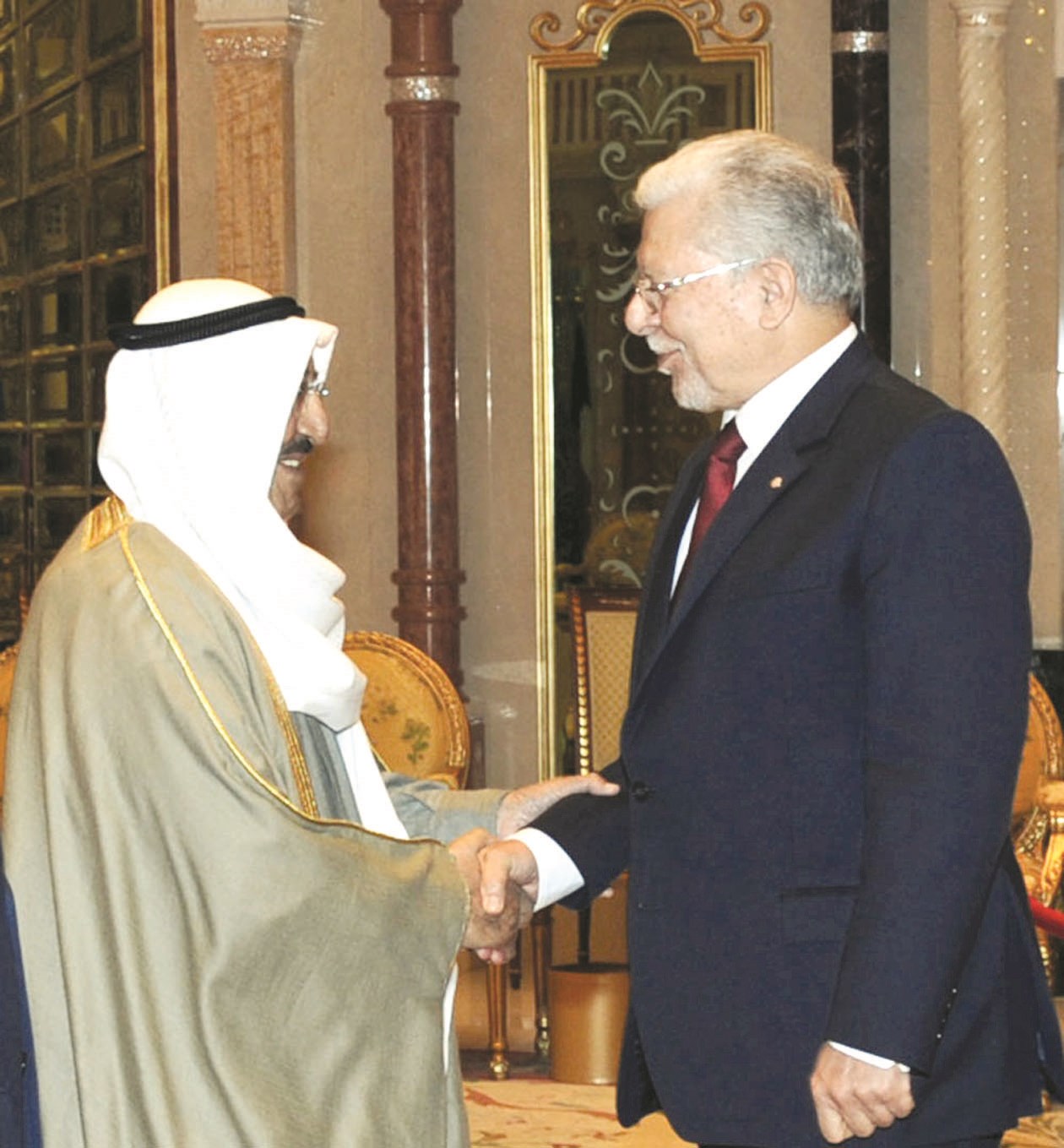 الأمير مرحباً بالرئيس الضيف قبيل مأدبة الغداء