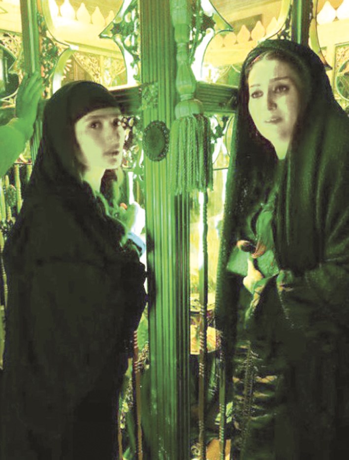 وفاء عامر وزينة في مشهد من «الليلة الكبيرة»