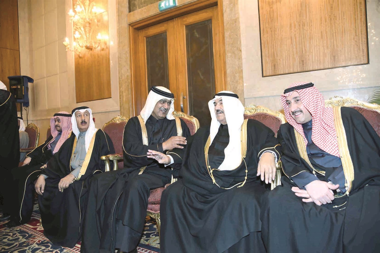 ناصر المحمد وحديث مع السفير القطري ويبدو محافظ الفروانية