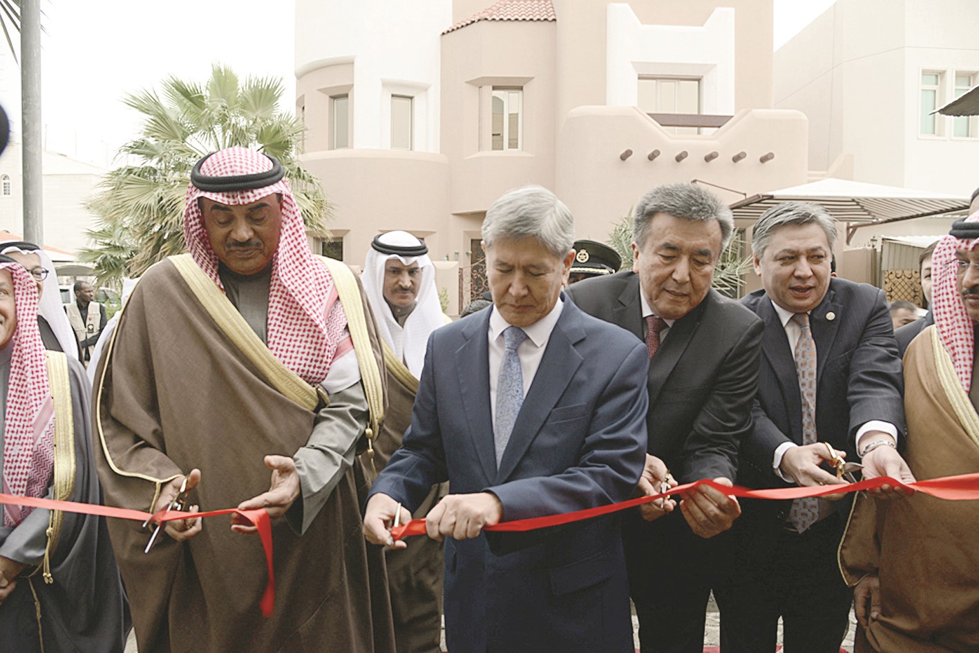 الرئيس أتامباييف وصباح الخالد يقصان شريط افتتاح السفارة القرغيزية