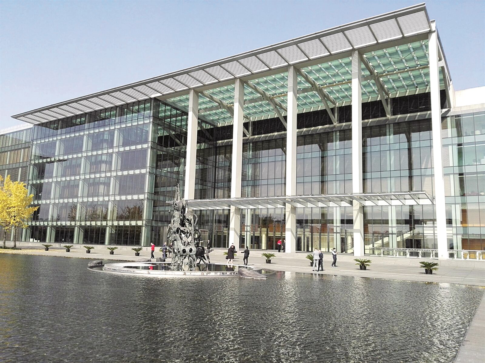 الوفد الصحافي الكويتي عند مركز الأبحاث والتطوير التابع لـ «هواوي» في شنغهاي