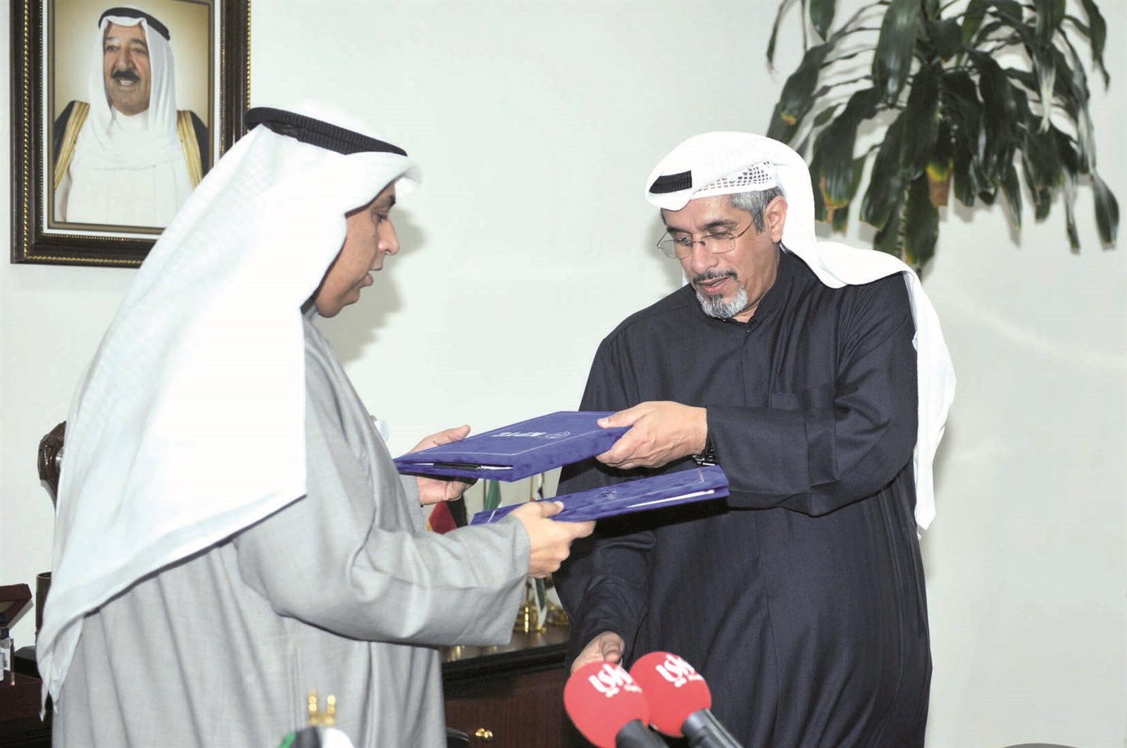 تبادل وثائق العقد