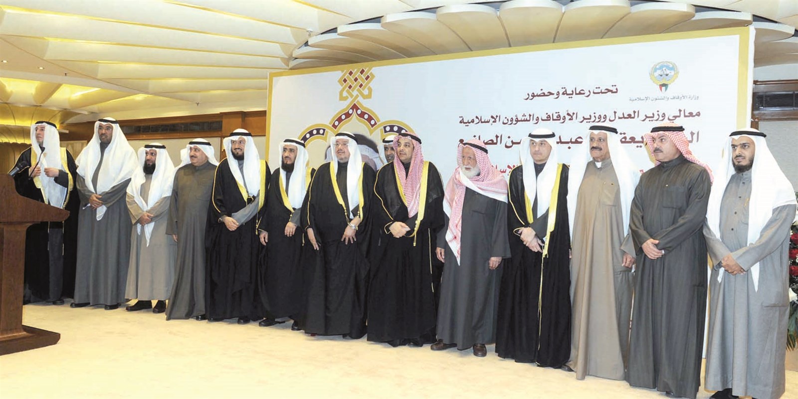 لقطة تذكارية للفلاح والجهات المكرِّمة (تصوير زكريا عطية)