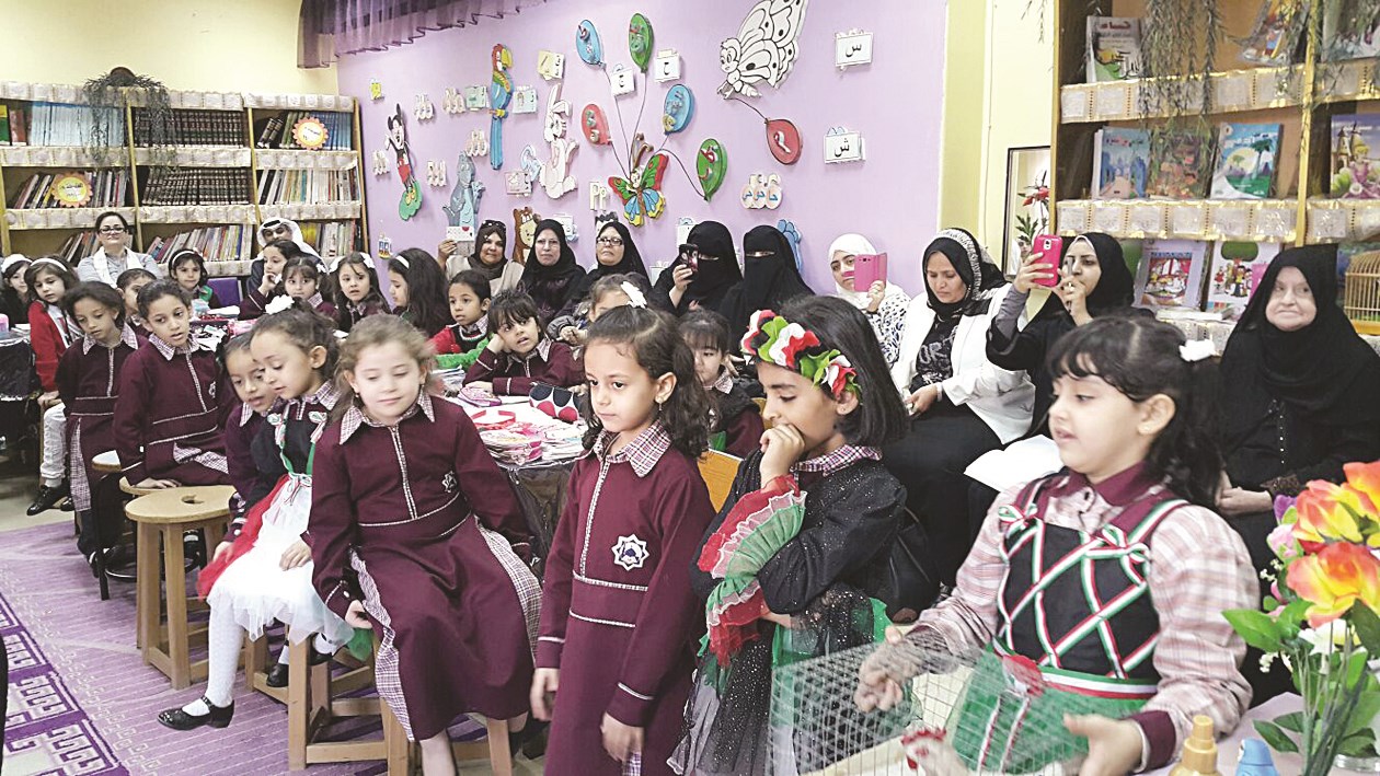 تلميذات الصف الأول وخلفهن المعلمات خلال الدرس