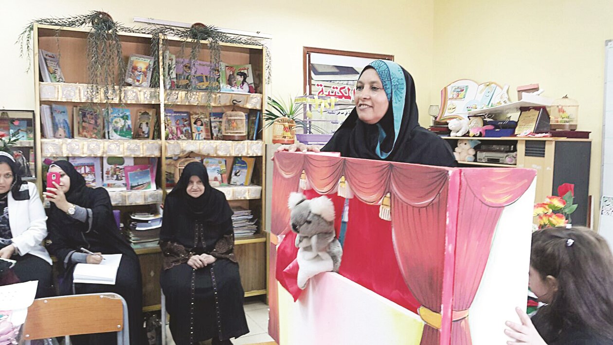 المعلمة زوزية عبدالرحمن مستخدمة مسرح العرائس في تقديم الدرس النموذجي