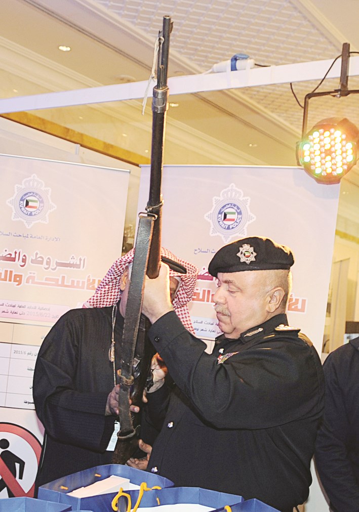 الفهد يطلع على بندقية