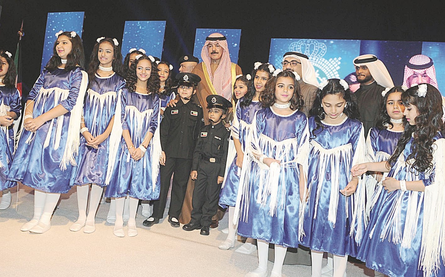 الوزير متوسطاً زهرات وأشبال «التربية»