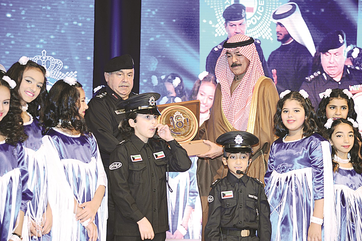 درع تكريمية للوزير   (تصوير كرم ذياب)