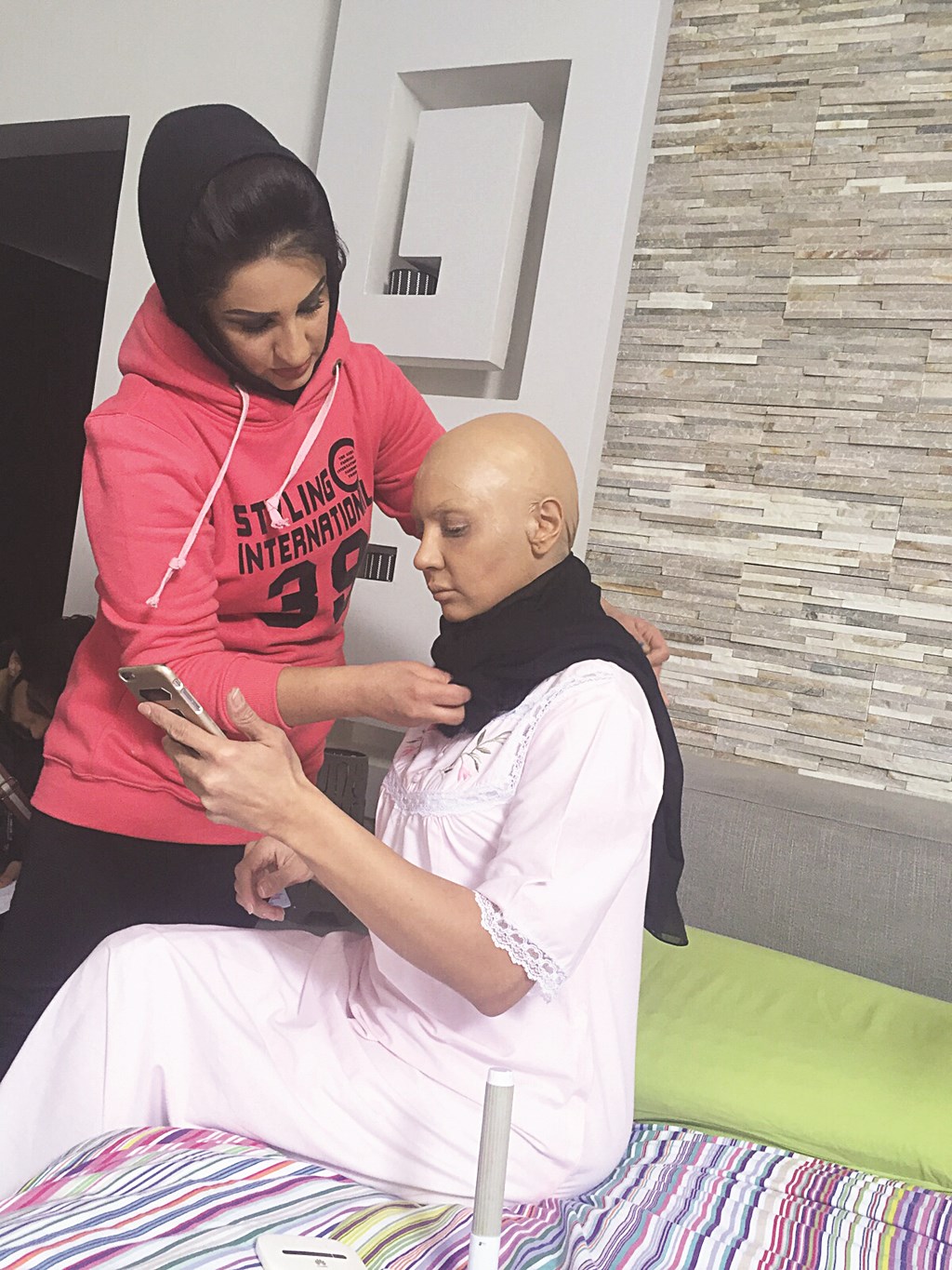 ... وتستعد لأحد المشاهد