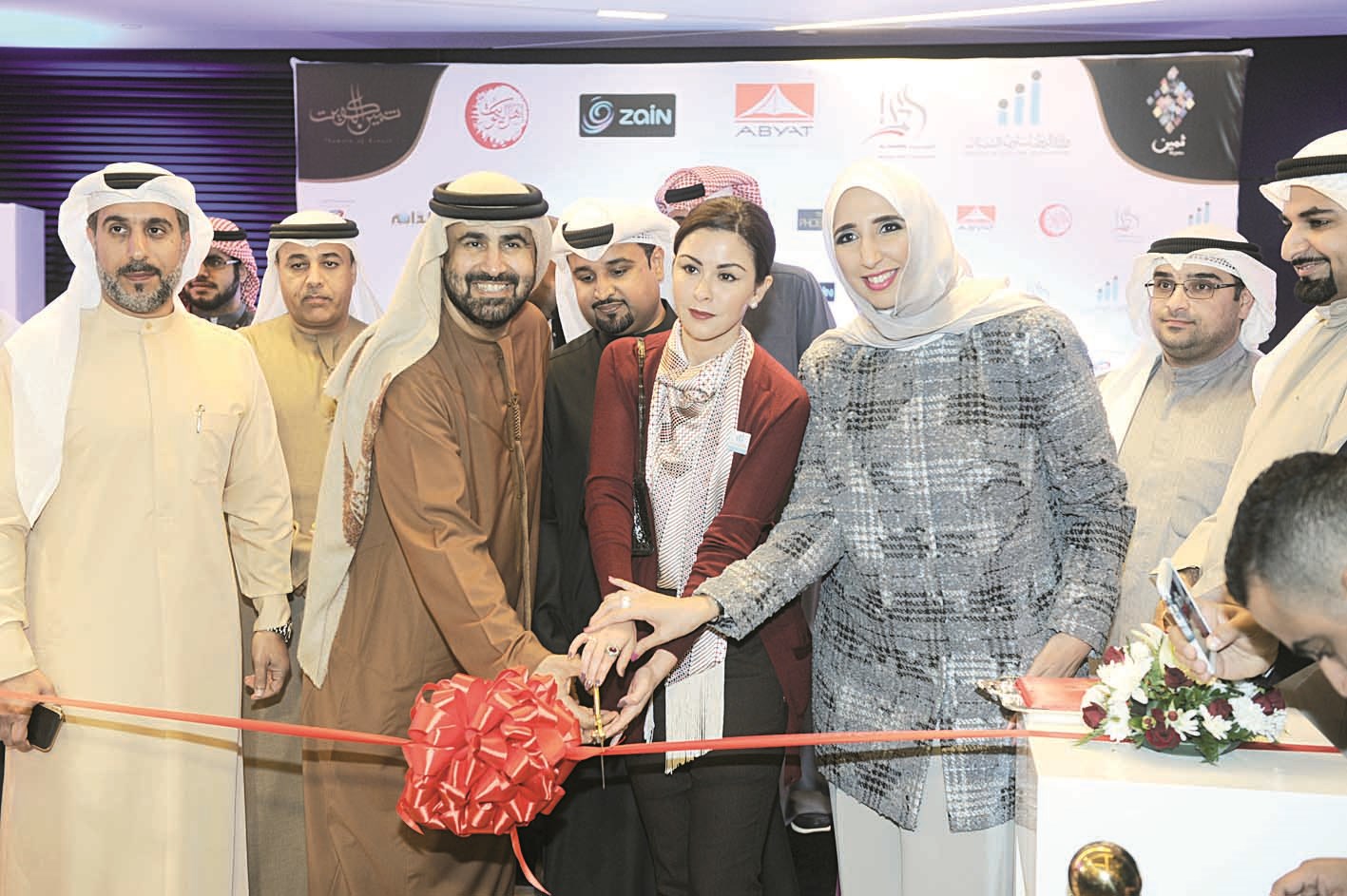 الشيخة الزين الصباح والسفير الإماراتي يفتتحان المعرض