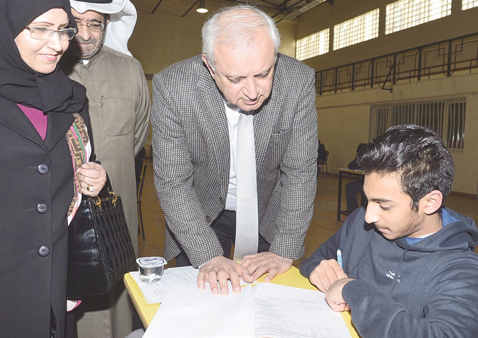 الوزير والخالدي يتابعان أحد الطلاب أثناء تأدية امتحانه      (تصوير موسى عياش)