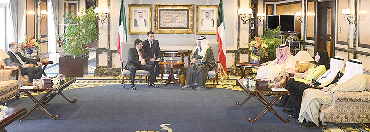 المبارك مستقبلا الوفد الأرميني