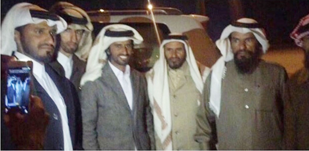 القطري المفرج عنه علي ناصر المري (الثالث من اليمين) بين ذويه