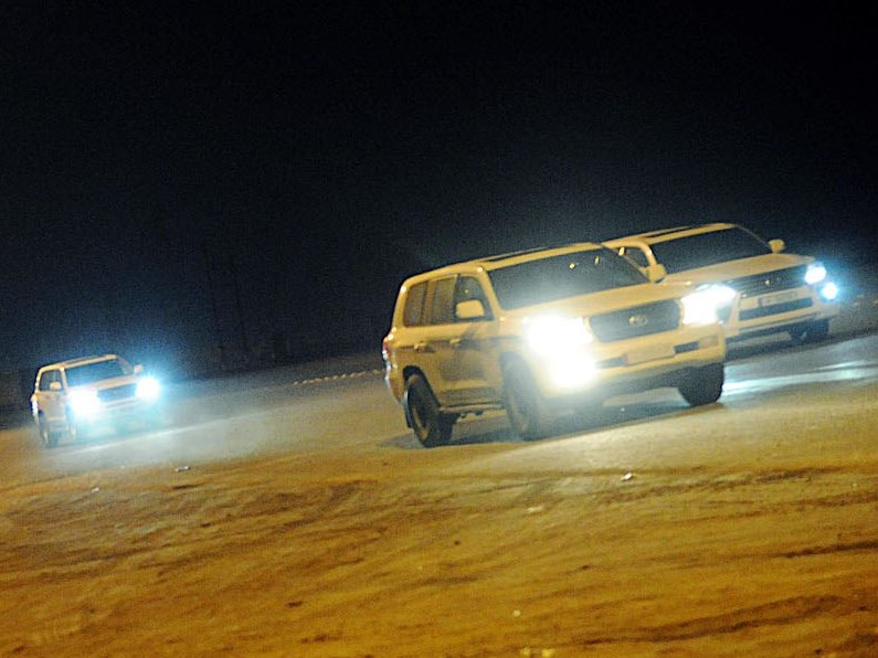 سيارات تقل المفرَج عنهم القطريين إلى المطار