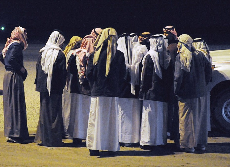 بعض أهالي المفرَج عنهم في انتظارهم