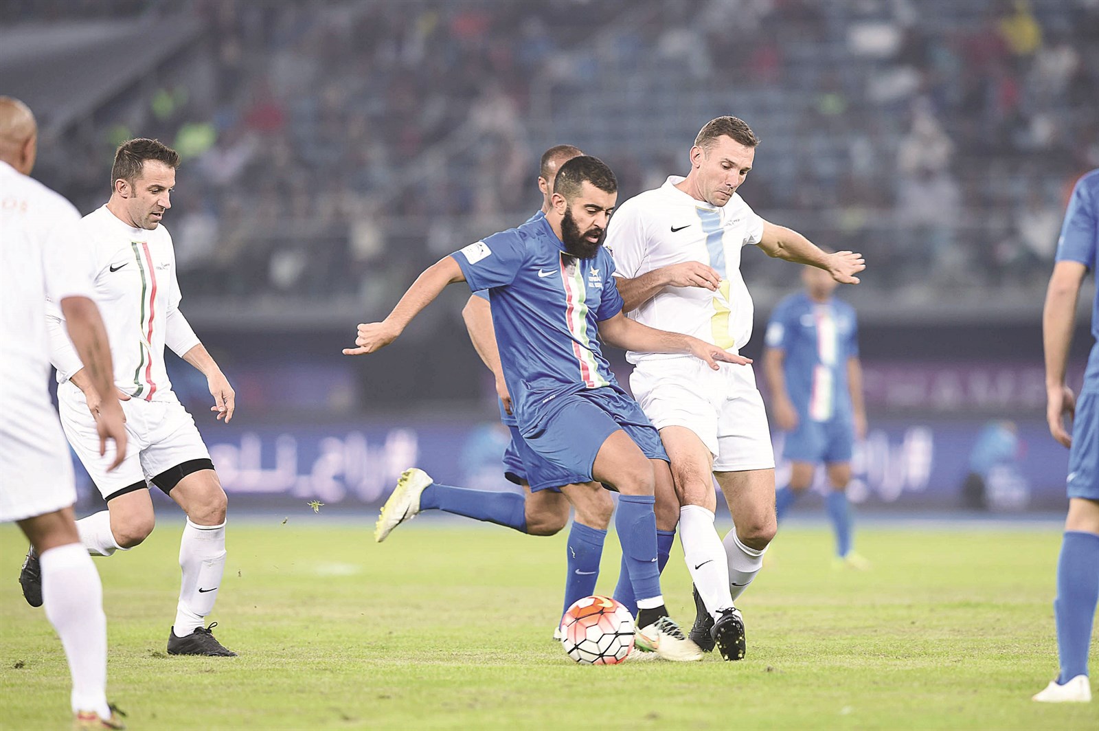 عبدالعزيز المشعان وشفتشنكو في صراع على الكرة تحت انظار دل بييرو