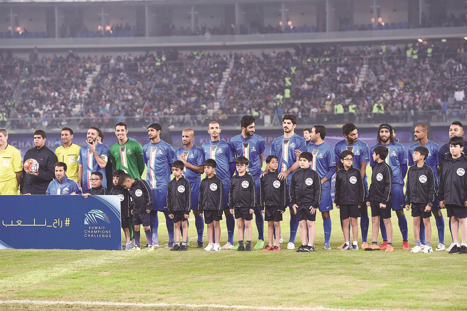 لاعبو فريق نجوم الكويت قبل انطلاق المباراة الاستعراضية