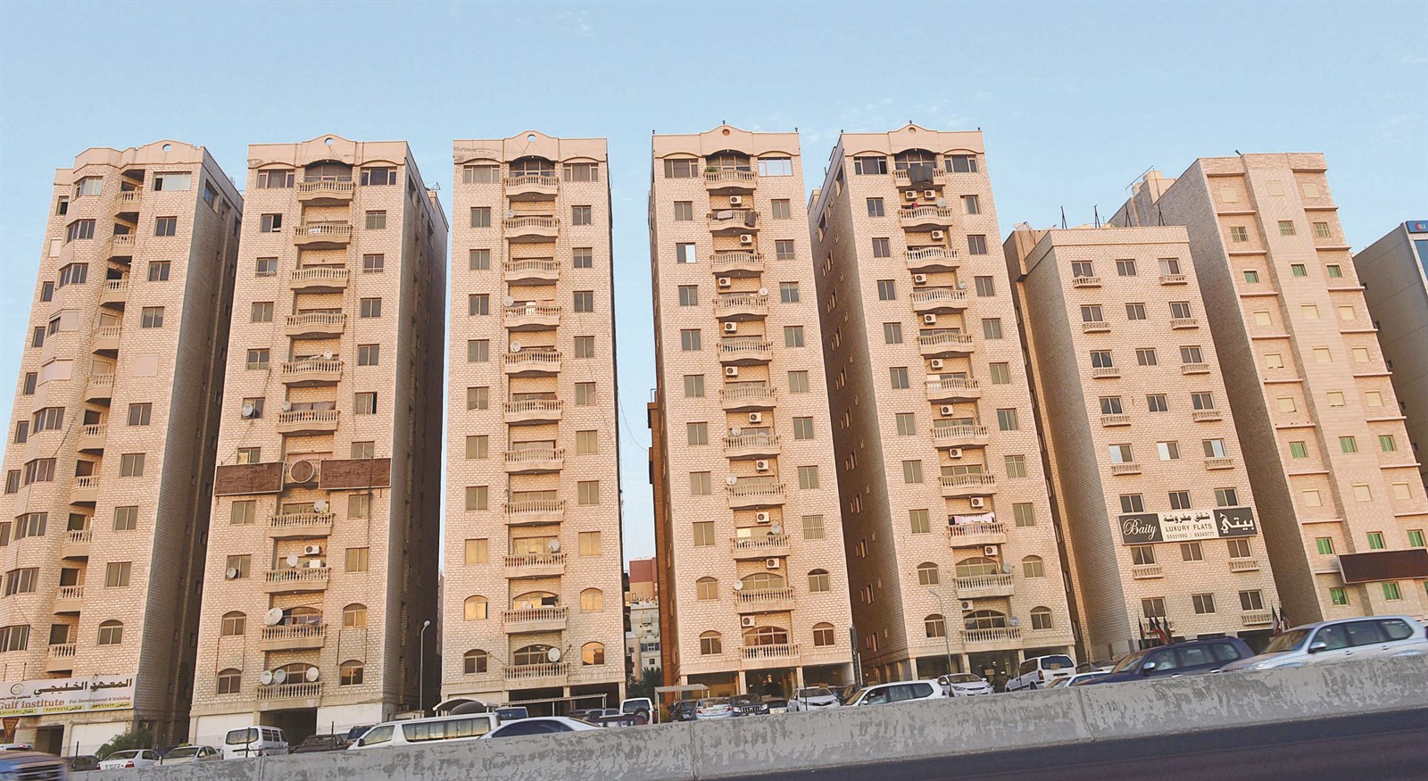 المعجل يقترح بناء عمارات تكون سكناً موقتاً للمواطن حتى يتسلم بيته