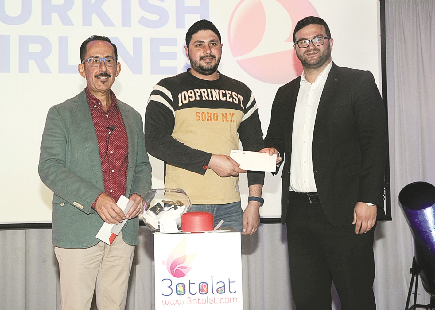 تتويج أحد الفائزين