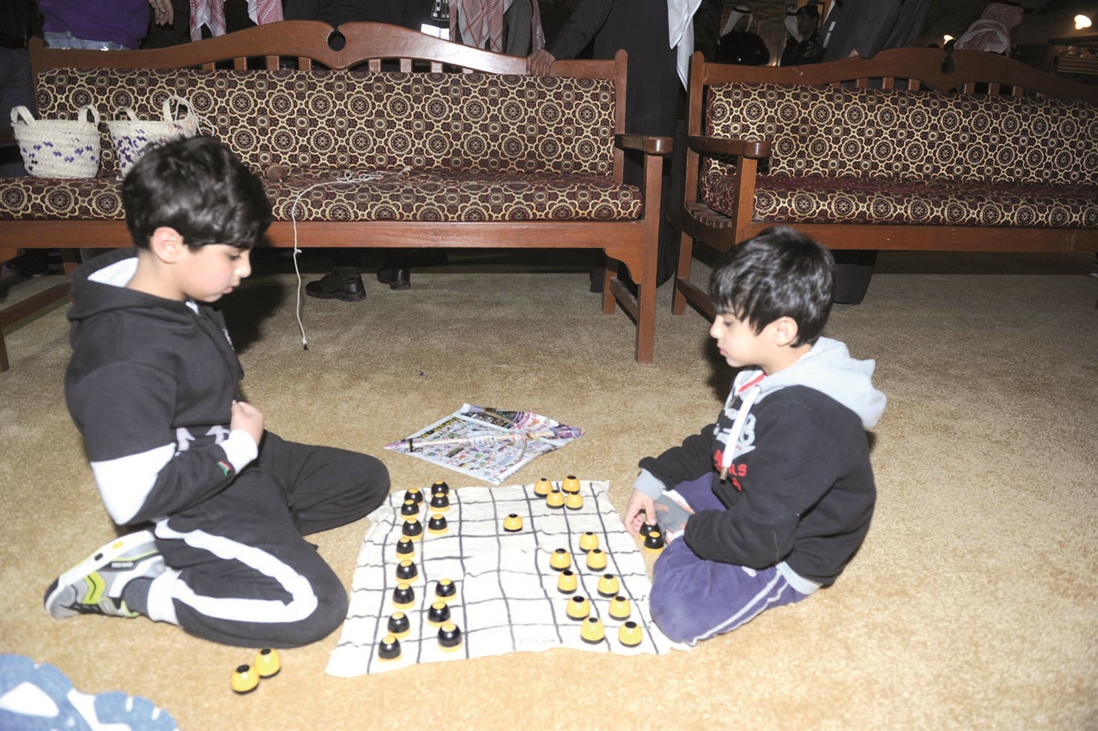 طفلان يلعبان «الدامة»