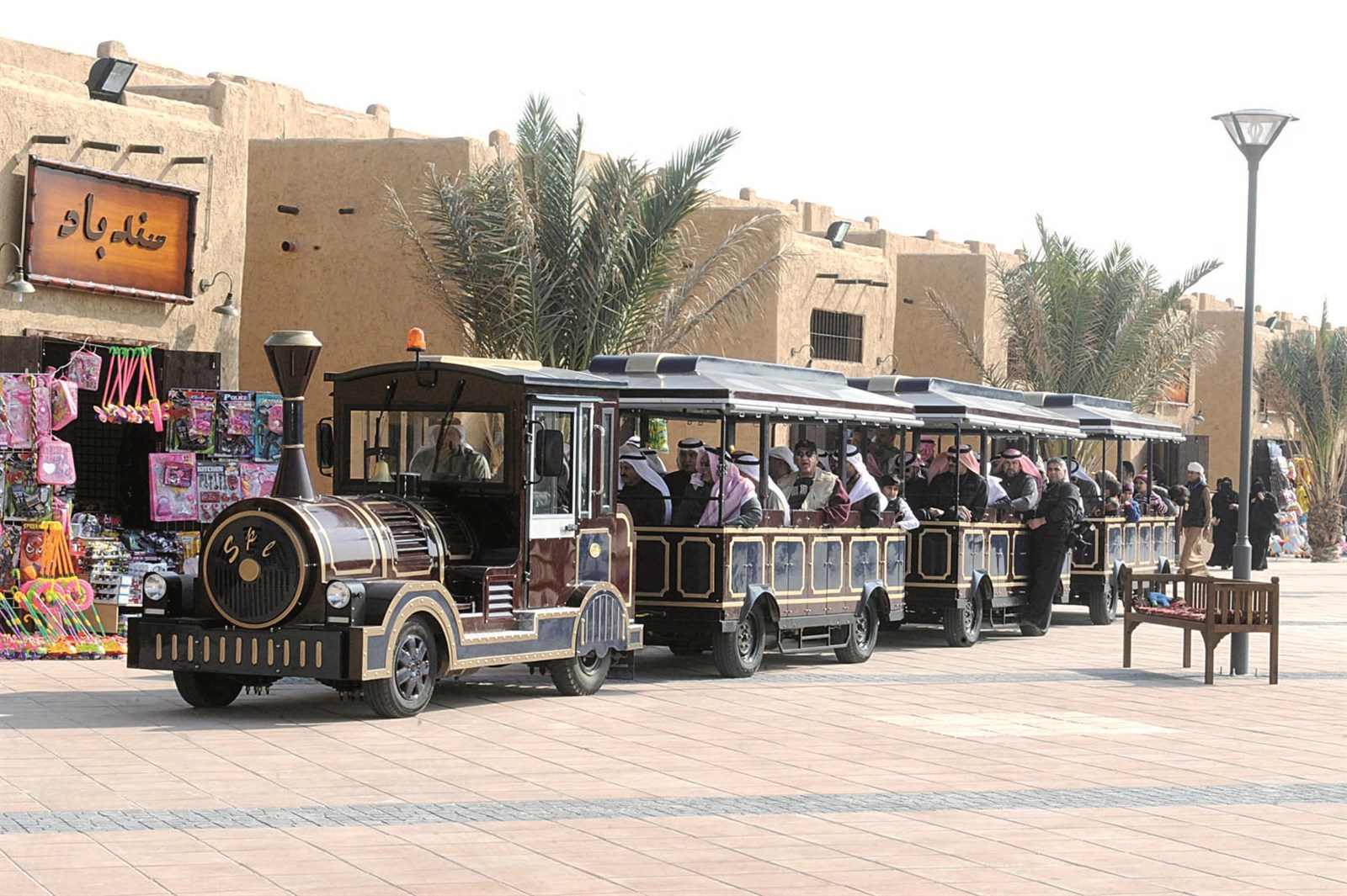 كبار الحضور في جولة داخل القرية(تصوير زكريا عطية)